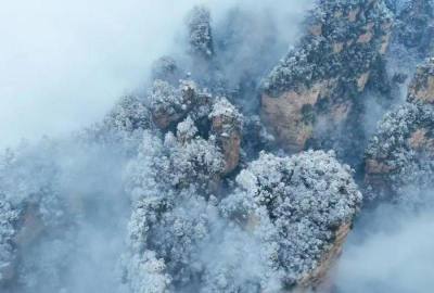 張家界再迎春雪，千峰沐雪如仙境